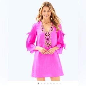 Lilly Pulitzer Avila Stretch
Silk Dress With Gold Embellishments Size Medium